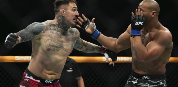 Tom Aspinall golpea a Ciryl Gane durante el combate por el título de los pesos pesados de la UFC en Abu Dabi.