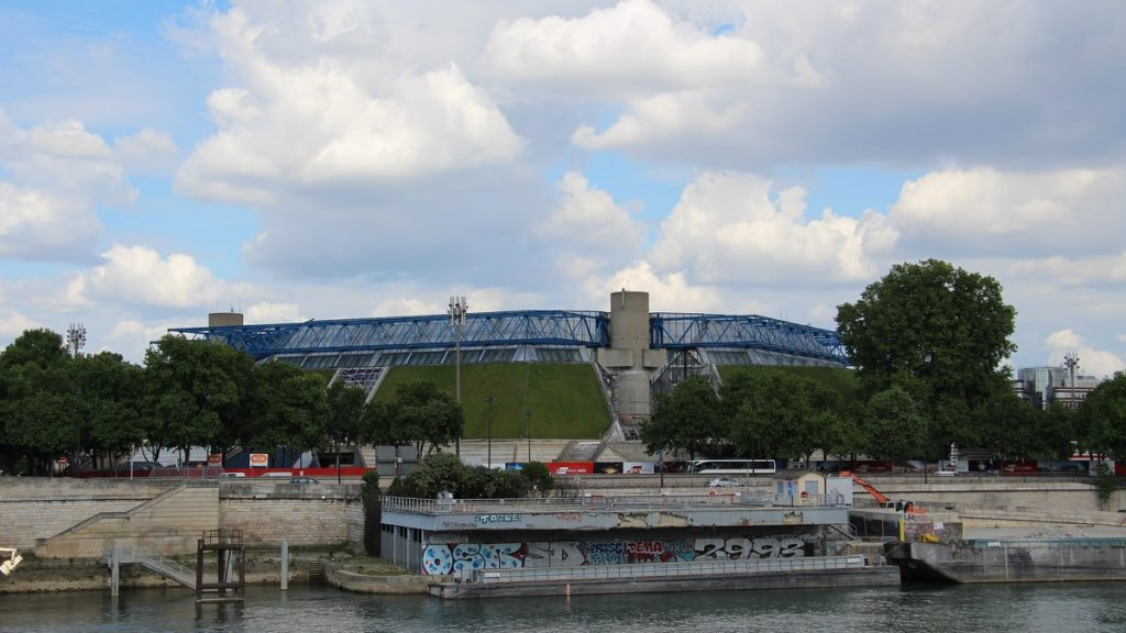 El Accor Arena de París visto desde el Sena, sede del UFC París en el que debuta Fabià Sintes