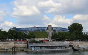 El Accor Arena de París visto desde el Sena, sede del UFC París en el que debuta Fabià Sintes