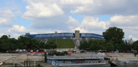 El Accor Arena de París visto desde el Sena, sede del UFC París en el que debuta Fabià Sintes