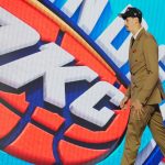 Aday Mara camina por el escenario del draft de la NBA con la gorra de los Oklahoma City Thunder