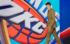 Aday Mara camina por el escenario del draft de la NBA con la gorra de los Oklahoma City Thunder