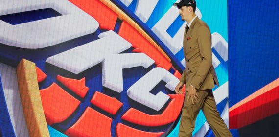 Aday Mara camina por el escenario del draft de la NBA con la gorra de los Oklahoma City Thunder