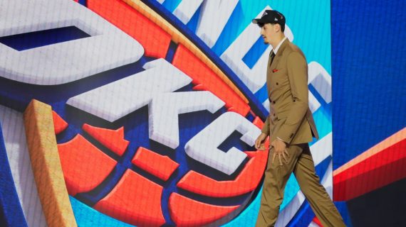 Aday Mara camina por el escenario del draft de la NBA con la gorra de los Oklahoma City Thunder