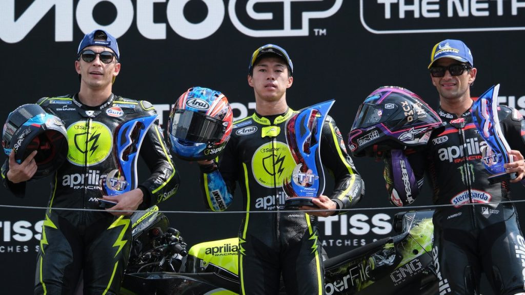Ai Ogura posa en el centro del podio con Raúl Fernández a su izquierda y Jorge Martín, tras la carrera de Assen