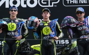 Ai Ogura posa en el centro del podio con Raúl Fernández a su izquierda y Jorge Martín, tras la carrera de Assen
