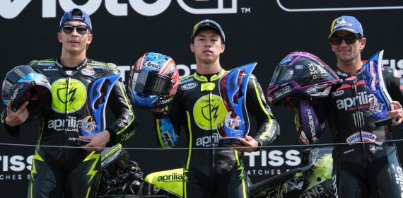 Ai Ogura posa en el centro del podio con Raúl Fernández a su izquierda y Jorge Martín, tras la carrera de Assen
