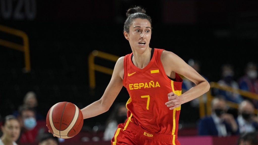Alba Torrens bota el balón con la camiseta de España en un partido del torneo olímpico femenino de baloncesto en Saitama