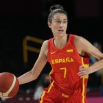 Alba Torrens bota el balón con la camiseta de España en un partido del torneo olímpico femenino de baloncesto en Saitama
