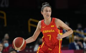 Alba Torrens bota el balón con la camiseta de España en un partido del torneo olímpico femenino de baloncesto en Saitama