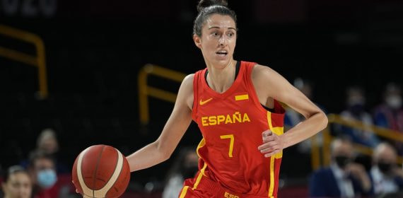 Alba Torrens bota el balón con la camiseta de España en un partido del torneo olímpico femenino de baloncesto en Saitama