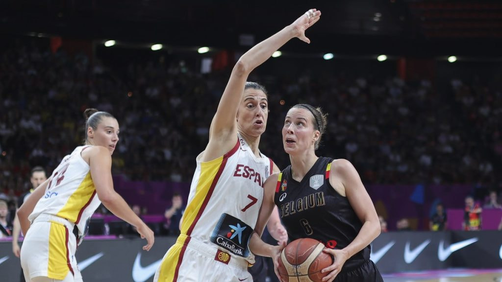 Alba Torrens defiende con el brazo en alto a Antonia Delaere en la final del EuroBasket femenino