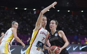 Alba Torrens defiende con el brazo en alto a Antonia Delaere en la final del EuroBasket femenino