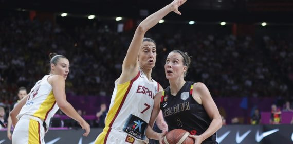 Alba Torrens defiende con el brazo en alto a Antonia Delaere en la final del EuroBasket femenino