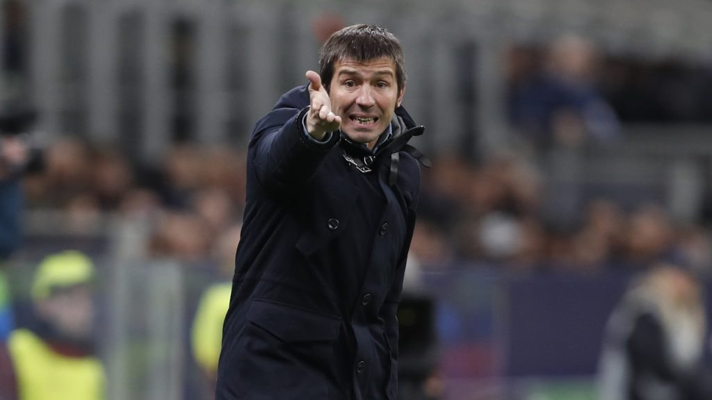 Albert Celades da instrucciones en la banda durante su etapa como entrenador del Valencia.