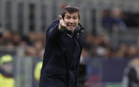 Albert Celades da instrucciones en la banda durante su etapa como entrenador del Valencia.