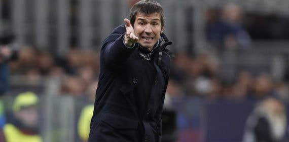 Albert Celades da instrucciones en la banda durante su etapa como entrenador del Valencia.