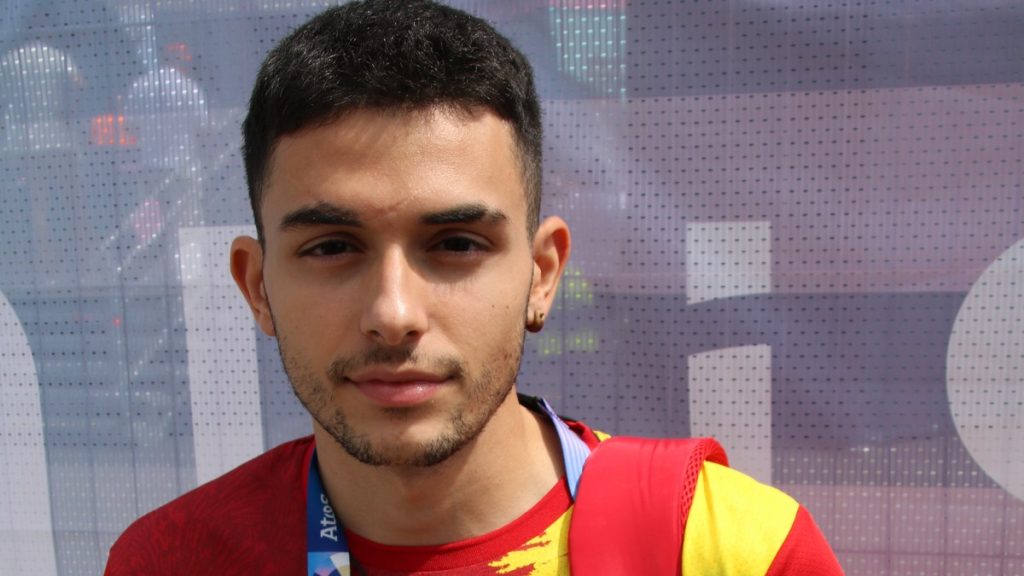 Alberto Ginés, con la equipación de España y la acreditación de París 2024 al cuello