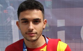 Alberto Ginés, con la equipación de España y la acreditación de París 2024 al cuello
