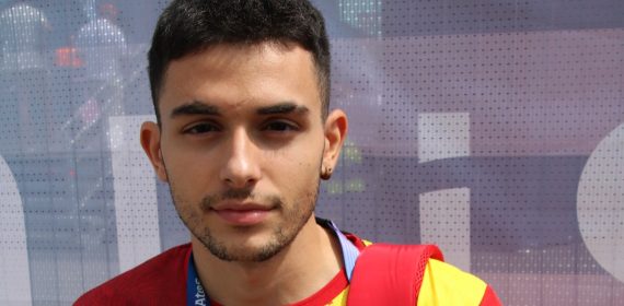 Alberto Ginés, con la equipación de España y la acreditación de París 2024 al cuello