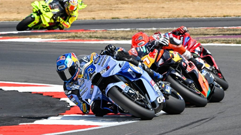 Álex Márquez inclina la moto en una curva durante el Gran Premio disputado en Silverstone