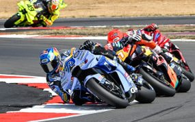 Álex Márquez inclina la moto en una curva durante el Gran Premio disputado en Silverstone