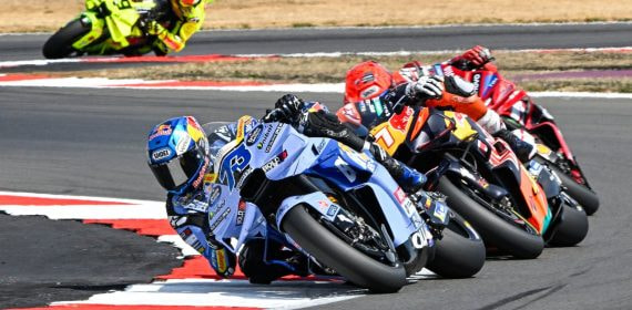 Álex Márquez inclina la moto en una curva durante el Gran Premio disputado en Silverstone