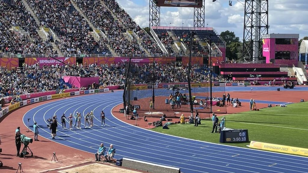 Vista de la pista azul y las gradas llenas del Alexander Stadium de Birmingham durante una sesión de atletismo