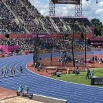 Vista de la pista azul y las gradas llenas del Alexander Stadium de Birmingham durante una sesión de atletismo