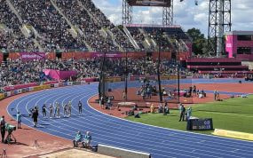Vista de la pista azul y las gradas llenas del Alexander Stadium de Birmingham durante una sesión de atletismo