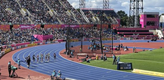 Vista de la pista azul y las gradas llenas del Alexander Stadium de Birmingham durante una sesión de atletismo