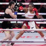 Amanda Serrano golpea a Katie Taylor durante el segundo asalto de su combate por el título del superligero en Nueva York