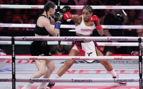 Amanda Serrano golpea a Katie Taylor durante el segundo asalto de su combate por el título del superligero en Nueva York