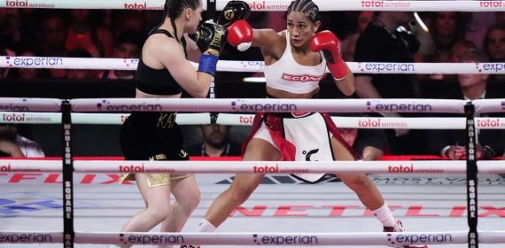 Amanda Serrano golpea a Katie Taylor durante el segundo asalto de su combate por el título del superligero en Nueva York