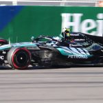 Kimi Antonelli conduce su Mercedes durante la clasificación del Gran Premio de China de 2026