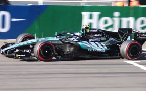 Kimi Antonelli conduce su Mercedes durante la clasificación del Gran Premio de China de 2026