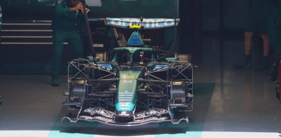 El Aston Martin AMR26 en pista durante el Gran Premio de China de 2026