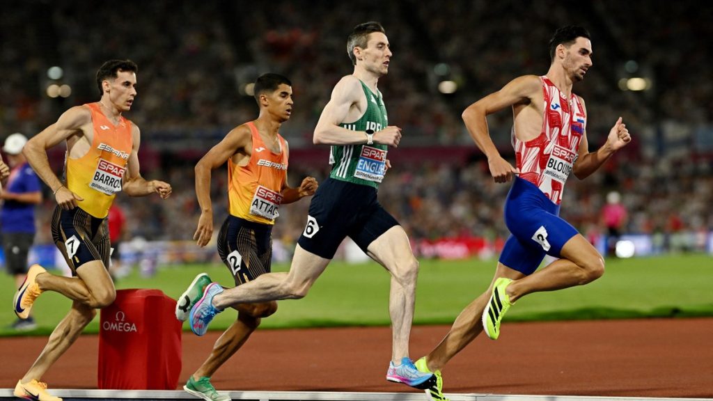 Mohamed Attaoui corre en el grupo de cabeza durante la final de 800 metros del Europeo de Birmingham