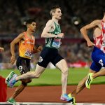 Mohamed Attaoui corre en el grupo de cabeza durante la final de 800 metros del Europeo de Birmingham