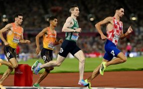 Mohamed Attaoui corre en el grupo de cabeza durante la final de 800 metros del Europeo de Birmingham