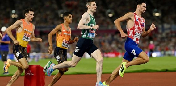 Mohamed Attaoui corre en el grupo de cabeza durante la final de 800 metros del Europeo de Birmingham