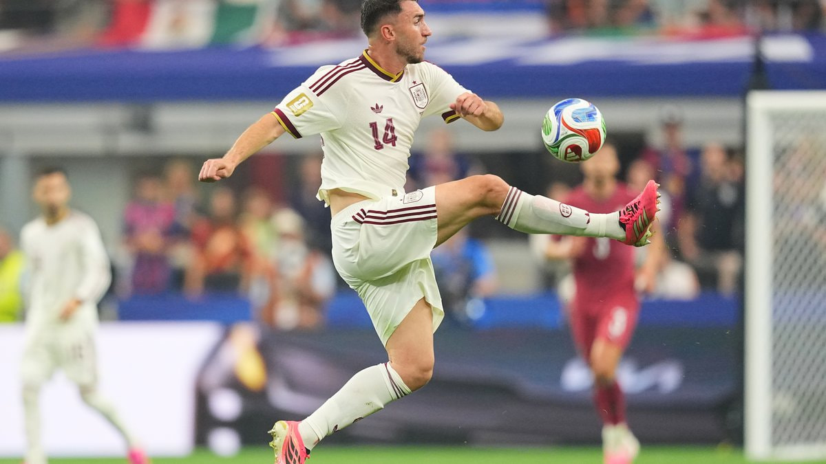 Aymeric Laporte despeja un balón en los octavos de final del Mundial 2026 entre Portugal y España.