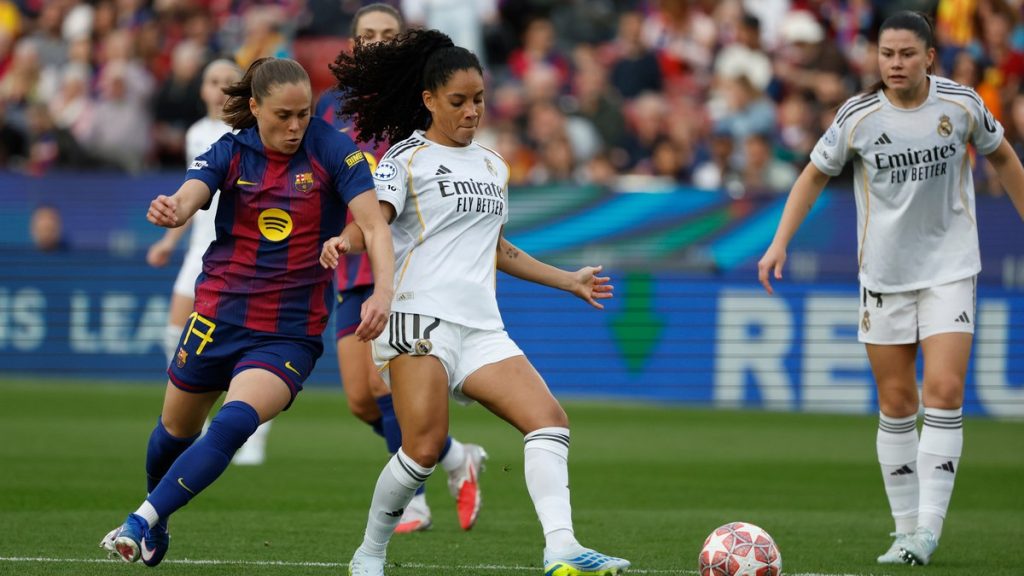 Una jugadora del Barcelona y otra del Real Madrid pelean por el balón en un partido de la Champions femenina