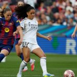 Una jugadora del Barcelona y otra del Real Madrid pelean por el balón en un partido de la Champions femenina