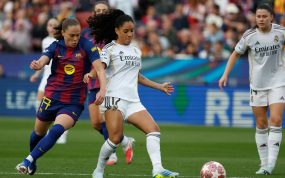 Una jugadora del Barcelona y otra del Real Madrid pelean por el balón en un partido de la Champions femenina