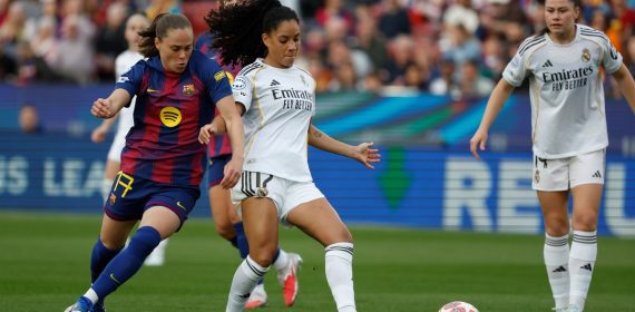 Una jugadora del Barcelona y otra del Real Madrid pelean por el balón en un partido de la Champions femenina