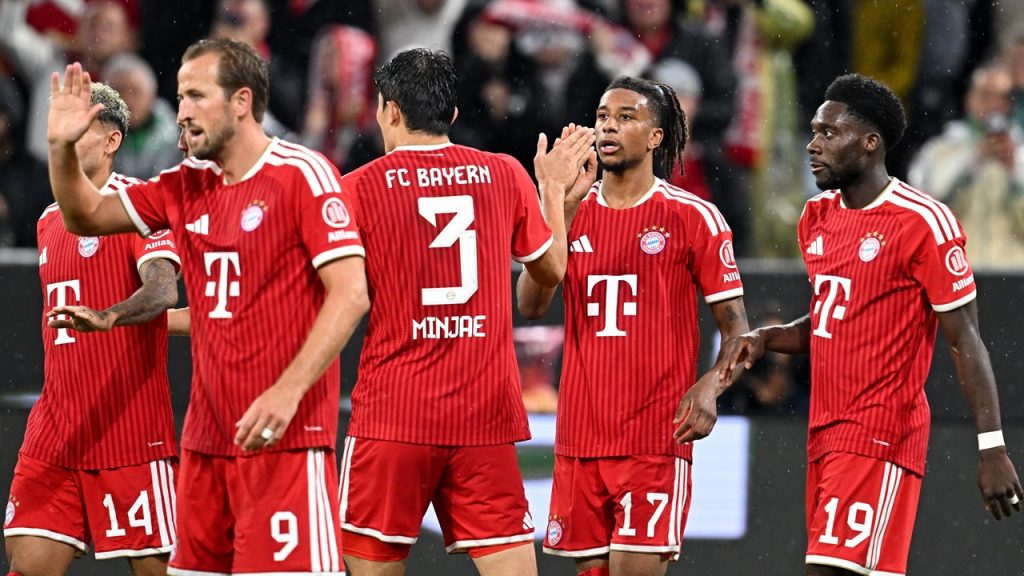 Varios jugadores del Bayern de Múnich celebran uno de los goles en la victoria por 5-1 ante el Stuttgart en el estreno de la Bundesliga 2026/27.