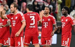 Varios jugadores del Bayern de Múnich celebran uno de los goles en la victoria por 5-1 ante el Stuttgart en el estreno de la Bundesliga 2026/27.