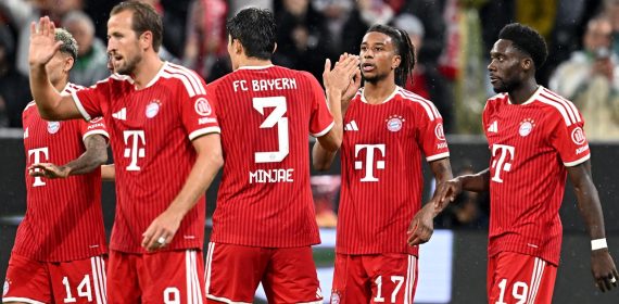 Varios jugadores del Bayern de Múnich celebran uno de los goles en la victoria por 5-1 ante el Stuttgart en el estreno de la Bundesliga 2026/27.