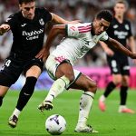 Jude Bellingham protege un balón ante Luken Beitia en la victoria por 4-1 del Real Madrid ante la Real Sociedad.